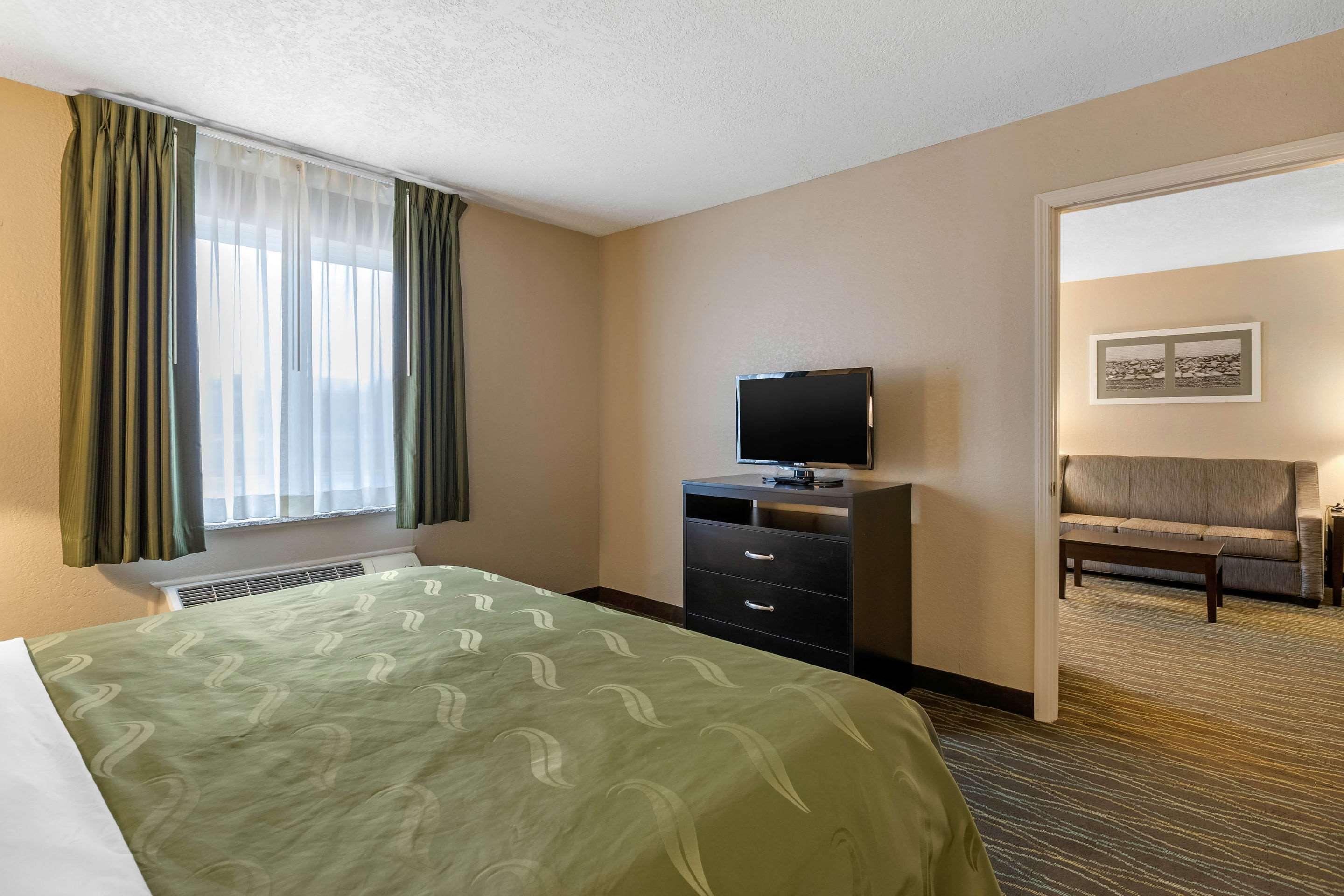 Quality Inn & Suites Des Moines - Merle Hay Road Urbandale Exterior photo