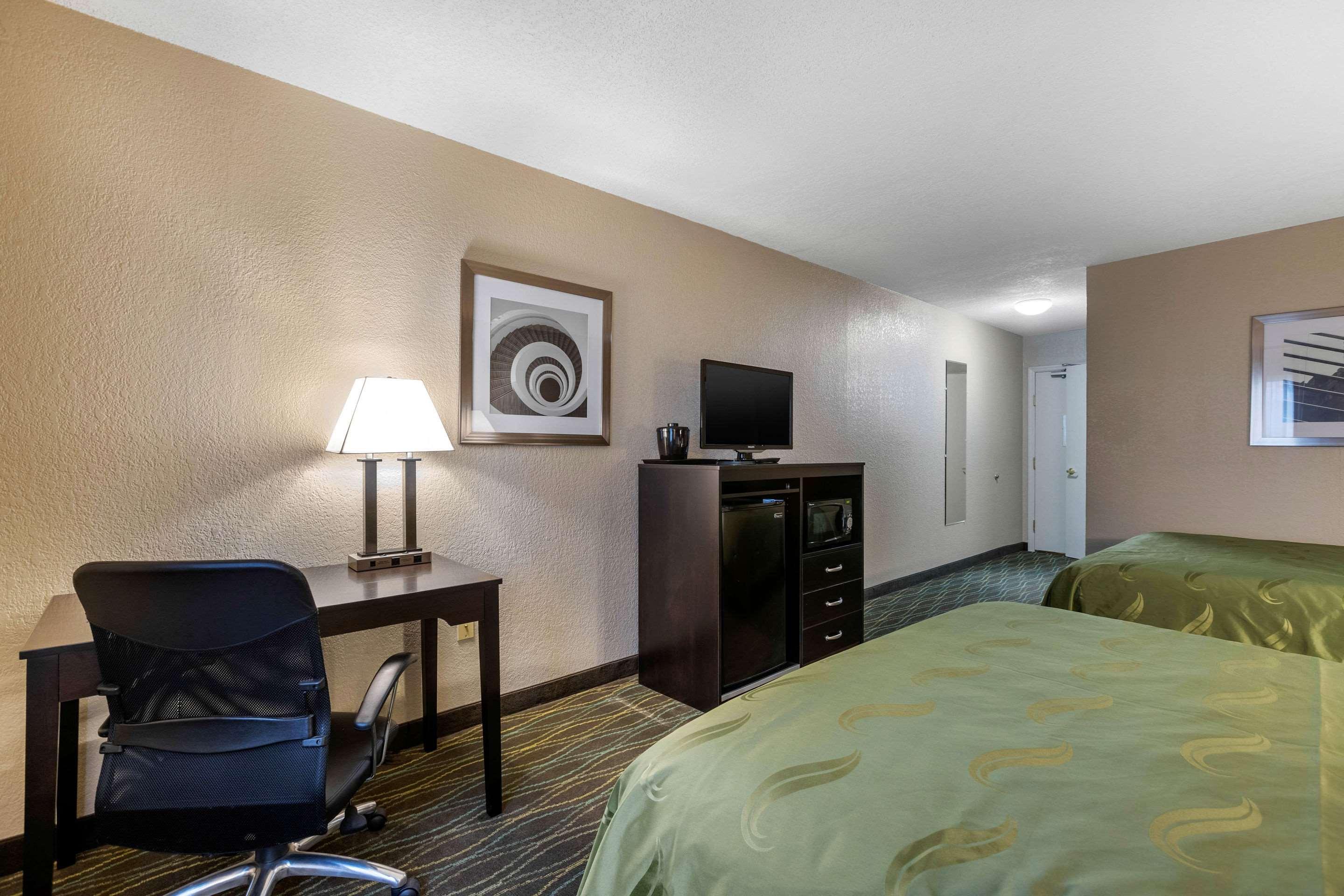 Quality Inn & Suites Des Moines - Merle Hay Road Urbandale Exterior photo