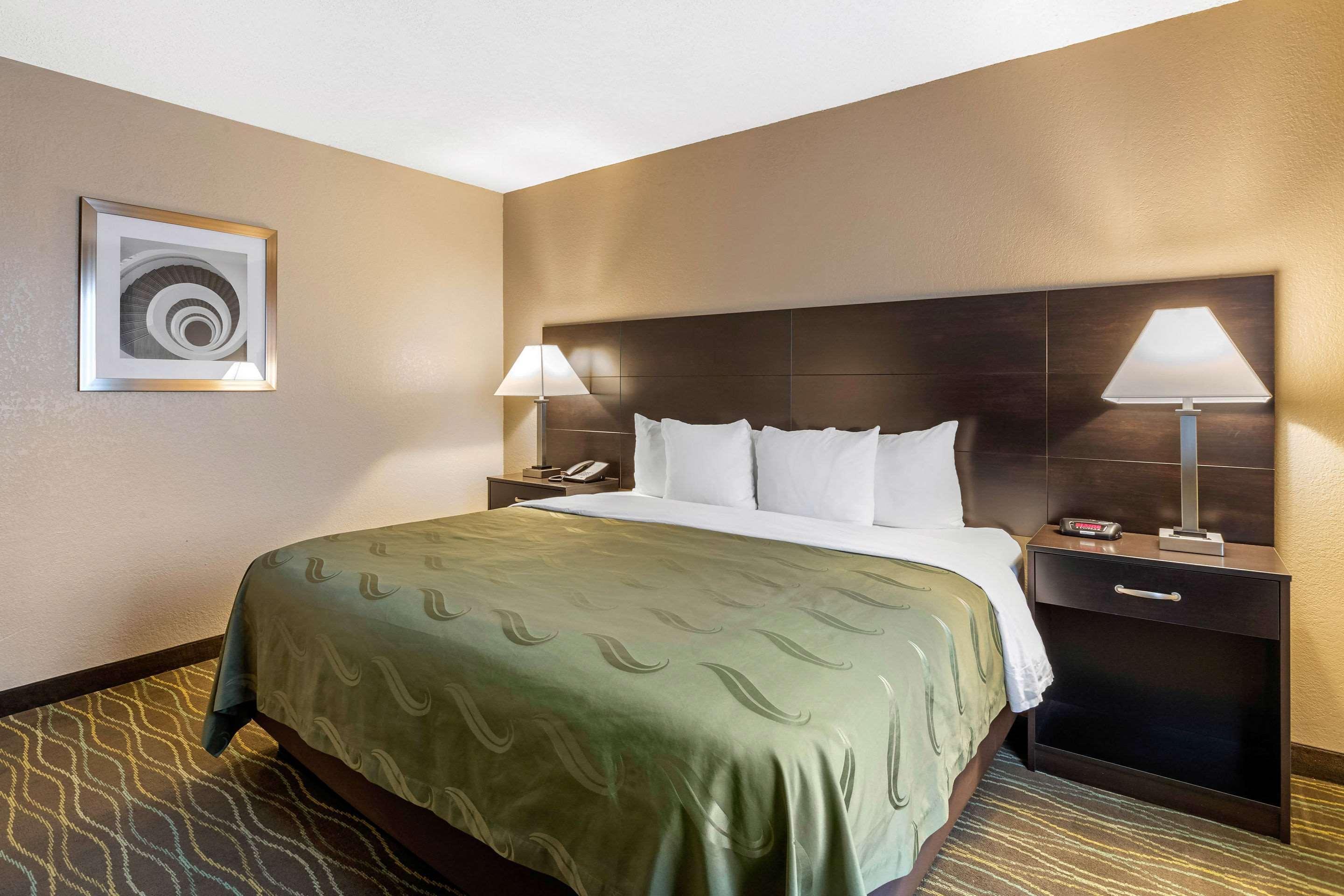 Quality Inn & Suites Des Moines - Merle Hay Road Urbandale Exterior photo